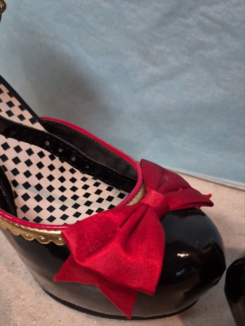 Leg Avenue Black Patent Platform Heels with Red Bow and Gold Heel - Picture 7 of 10